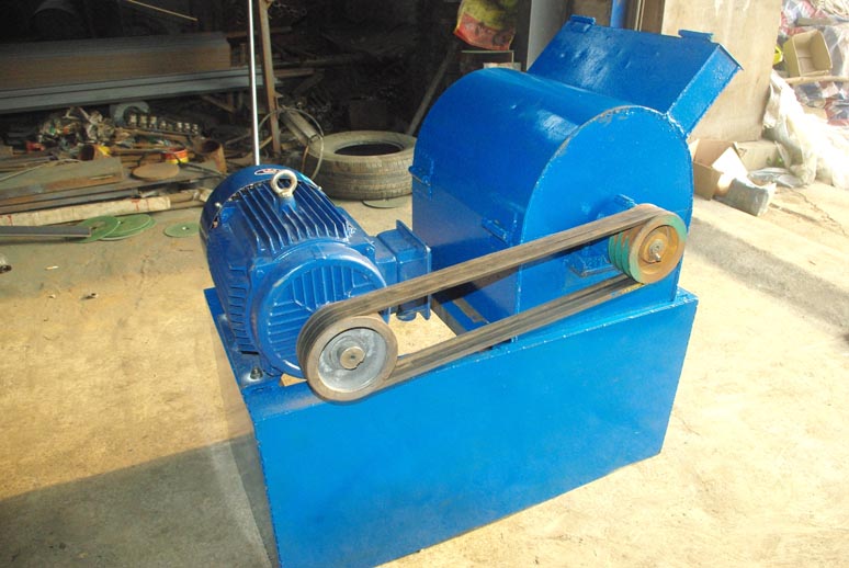 粉餅機(jī)，碎餅機(jī)，大餅打碎機(jī)，花生茶籽大豆餅粉碎機(jī)