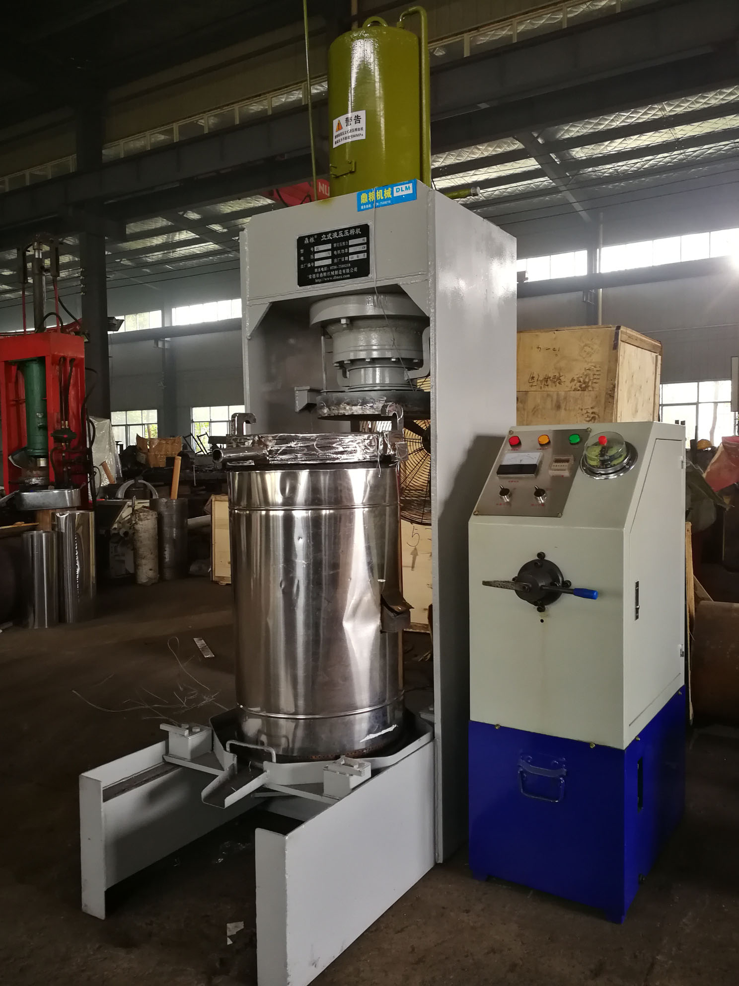 不銹鋼超高壓立式液壓壓榨機(jī)，果汁壓榨機(jī)，果渣壓榨機(jī)，藥材壓榨，油渣處理，白土壓榨